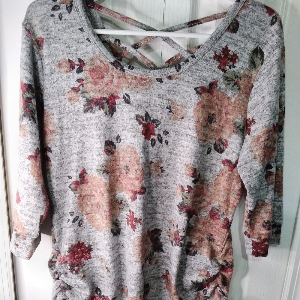 No Boundaries XL Soft Floral Sweatshirt